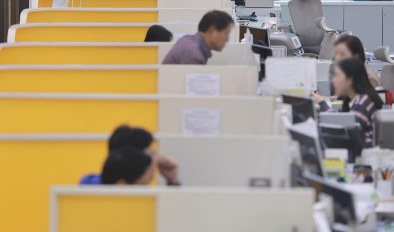 Banks Race to Stem Fund Outflows Amid KOSPI Surge 1 Race to Stem Fund Outflows Amid KOSPI Surge Banking Gurukul, GOLN Banks Race to Stem Fund Outflows Amid KOSPI Surge