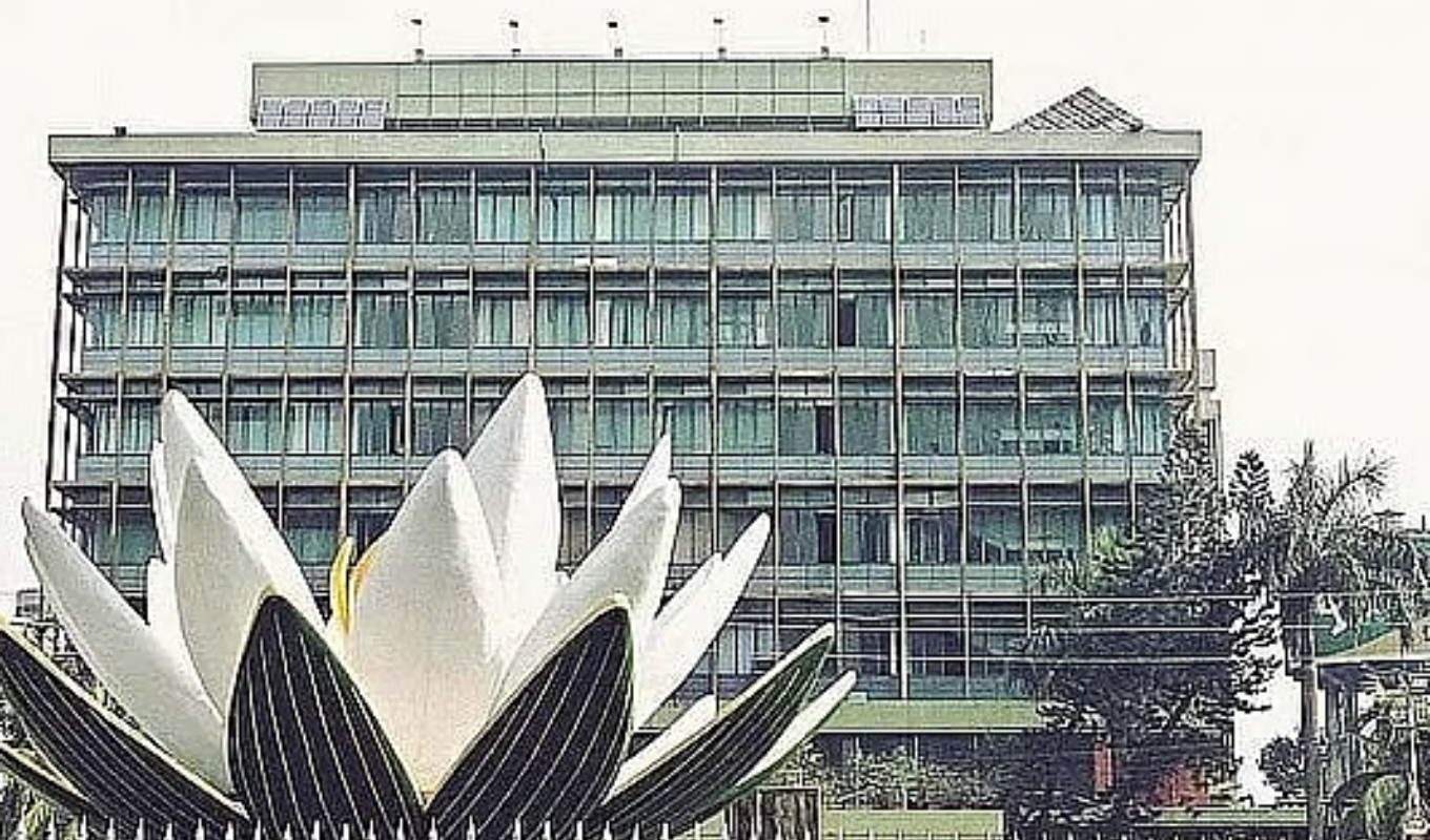 Regulators to Banks: New Policy Raises Leadership, Bias Concerns 1 Top Officials of Bangladesh Bank and BSEC Can Now Become Bank MDs Banking Gurukul, GOLN Regulators to Banks: New Policy Raises Leadership, Bias Concerns